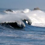 800px-Waves_in_pacifica_1
